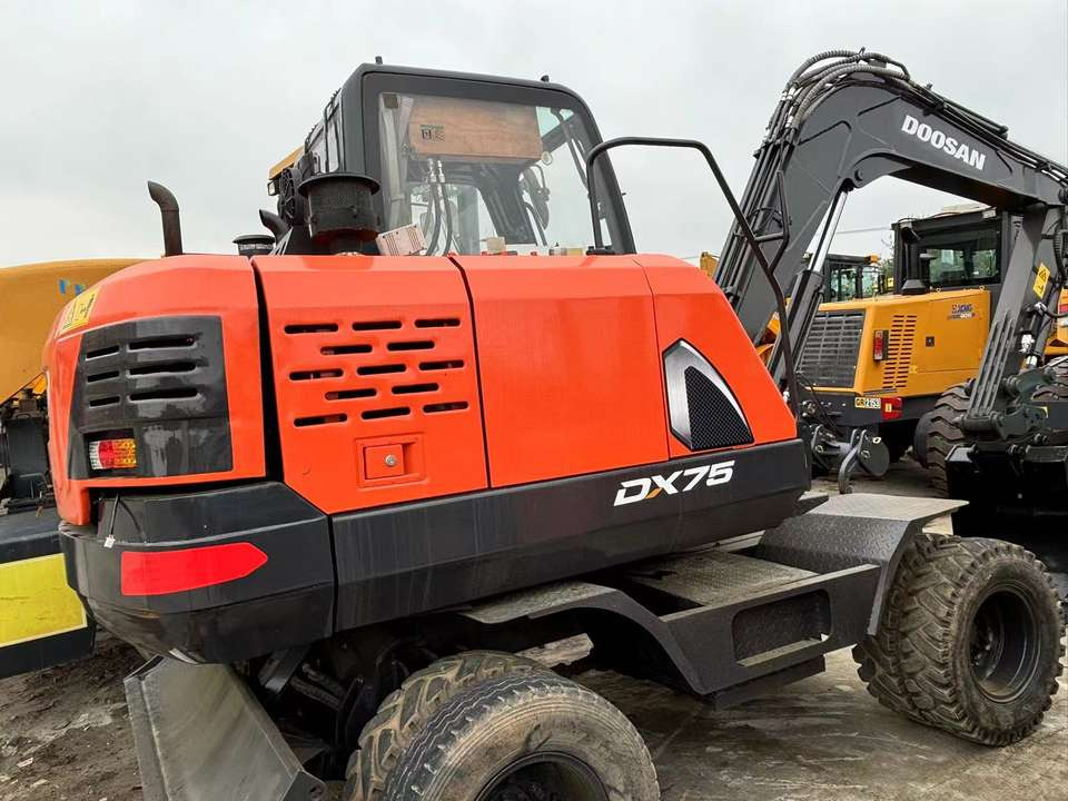 Hot Sale Used Doosan Dx75 Small 7.5t Wheel Excavator South Korea DX75 Mini Excavator for Sale Good Condition - Pelle sur pneus: photos 3 Hot Sale Used Doosan Dx75 Small 7.5t Wheel Excavator South Korea DX75 Mini Excavator for Sale Good Condition - Pelle sur pneus: photos 3