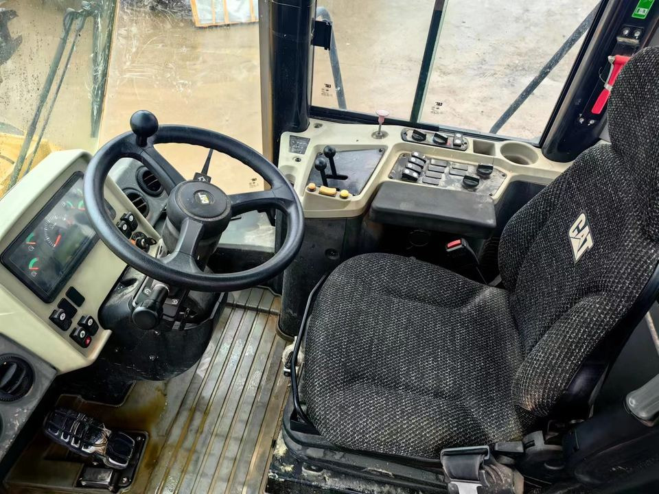 Low Price Sale! Used CAT 950GC Wheel Loader Original Front End Loader 950GC Loader in Shanghai China - Chargeuse sur pneus: photos 2 Low Price Sale! Used CAT 950GC Wheel Loader Original Front End Loader 950GC Loader in Shanghai China - Chargeuse sur pneus: photos 2