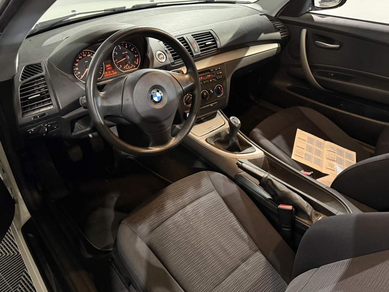 BMW | 1-serie | 116i Introduction | 2007 | 332.014 km | 57XXLG | Logisch - Voiture à hayon: photos 4 BMW | 1-serie | 116i Introduction | 2007 | 332.014 km | 57XXLG | Logisch - Voiture à hayon: photos 4