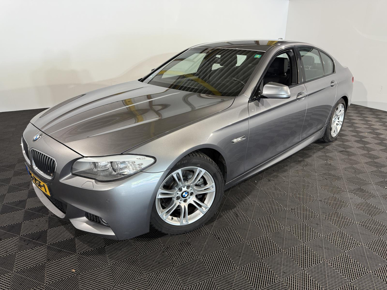 BMW | 5-serie | 520i High Executive | 2013 | 218.545 km | 46ZSF1 | Logisch - Berline: photos 1 BMW | 5-serie | 520i High Executive | 2013 | 218.545 km | 46ZSF1 | Logisch - Berline: photos 1