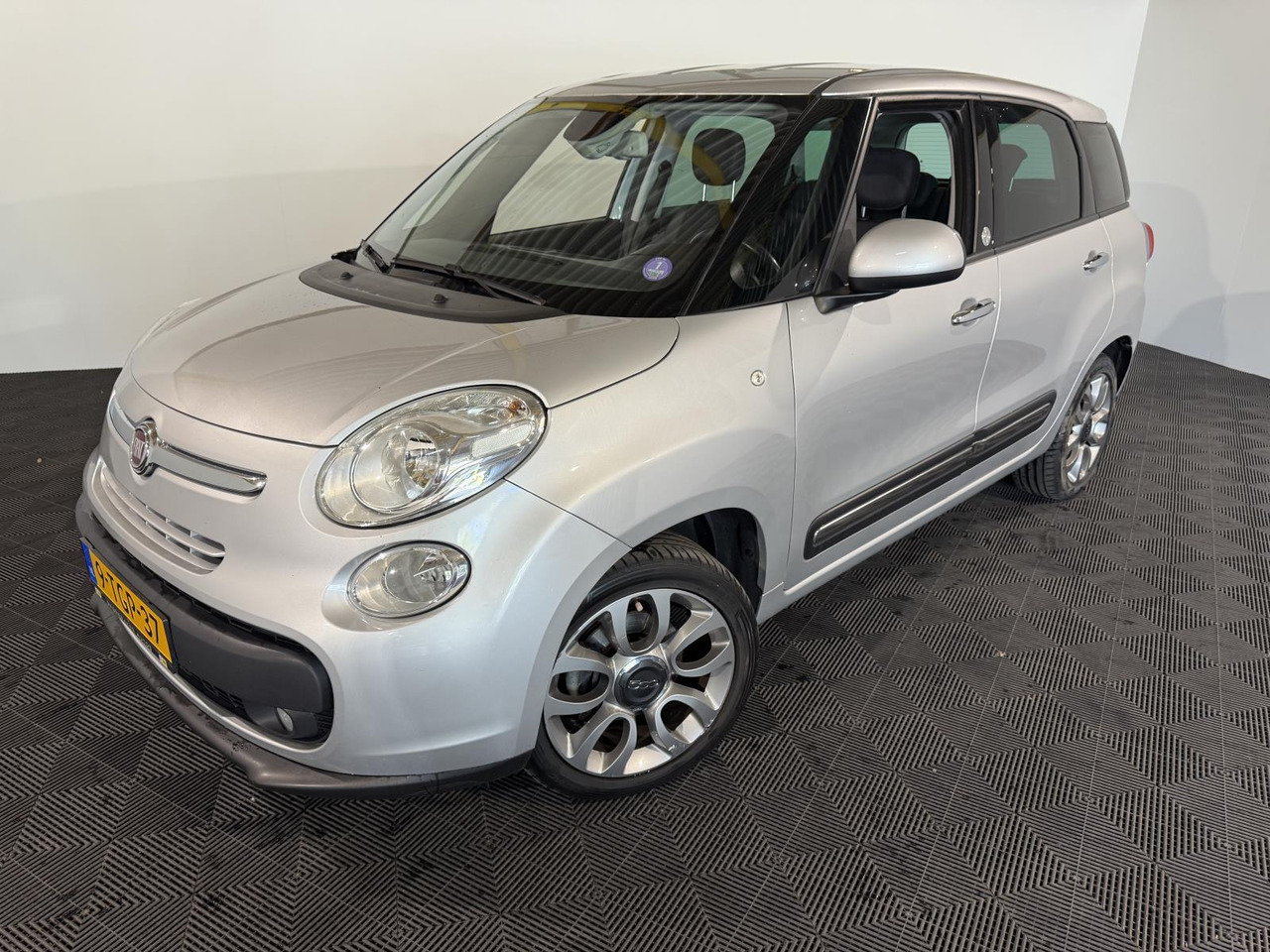 Fiat 500 L Living 0.9 TwinAir Lounge 7p. 9-TGP-37 - Voiture: photos 1 Fiat 500 L Living 0.9 TwinAir Lounge 7p. 9-TGP-37 - Voiture: photos 1