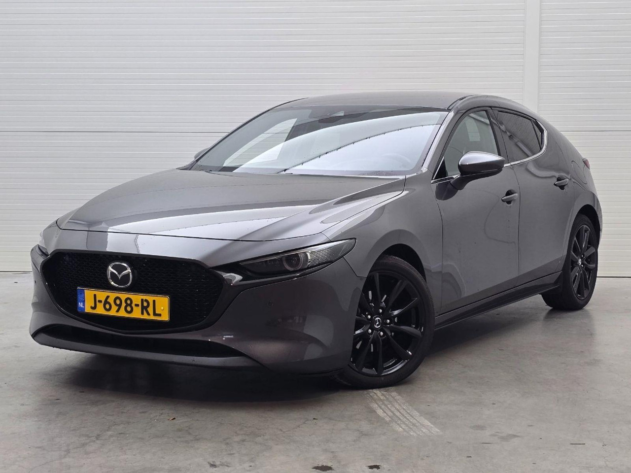 Mazda 3 2.0 e - SkyActiv - X M Hybrid 180 Luxury | 2020 | 61.020 km | Automaat | J698RL | NAP: Logisch - Voiture à hayon: photos 1 Mazda 3 2.0 e - SkyActiv - X M Hybrid 180 Luxury | 2020 | 61.020 km | Automaat | J698RL | NAP: Logisch - Voiture à hayon: photos 1