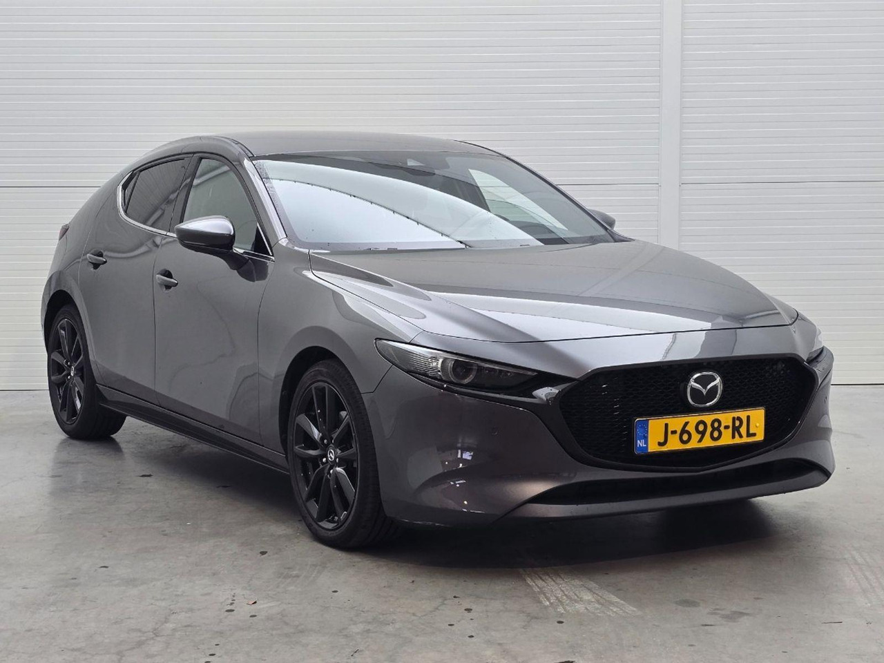 Mazda 3 2.0 e - SkyActiv - X M Hybrid 180 Luxury | 2020 | 61.020 km | Automaat | J698RL | NAP: Logisch - Voiture à hayon: photos 2 Mazda 3 2.0 e - SkyActiv - X M Hybrid 180 Luxury | 2020 | 61.020 km | Automaat | J698RL | NAP: Logisch - Voiture à hayon: photos 2
