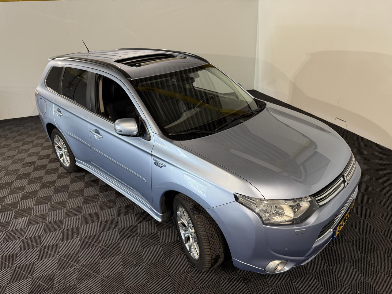 Mitsubishi Outlander 2.0 PHEV Instyle |2013 | 268.145 km | 3-TBJ-10 - SUV: photos 2 Mitsubishi Outlander 2.0 PHEV Instyle |2013 | 268.145 km | 3-TBJ-10 - SUV: photos 2