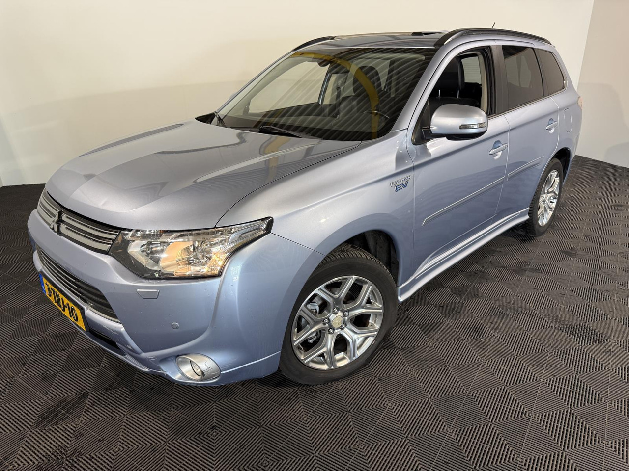 Mitsubishi Outlander 2.0 PHEV Instyle |2013 | 268.145 km | 3-TBJ-10 - SUV: photos 1 Mitsubishi Outlander 2.0 PHEV Instyle |2013 | 268.145 km | 3-TBJ-10 - SUV: photos 1