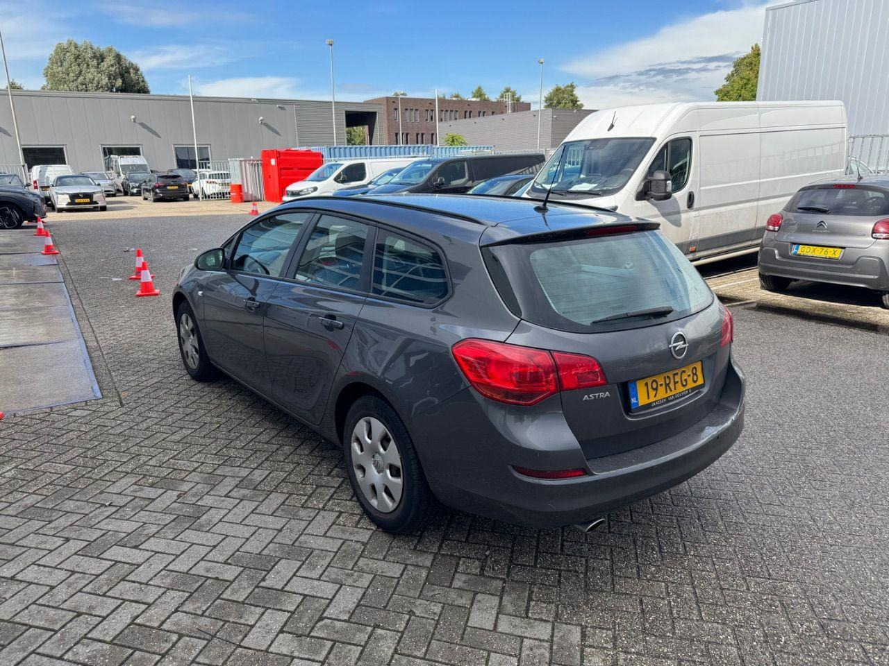 Opel Astra Sports Tourer 1.4 Turbo Edition | 2011 | 251.699 km | 19RFG8 | NAP: Logisch - Voiture: photos 3 Opel Astra Sports Tourer 1.4 Turbo Edition | 2011 | 251.699 km | 19RFG8 | NAP: Logisch - Voiture: photos 3