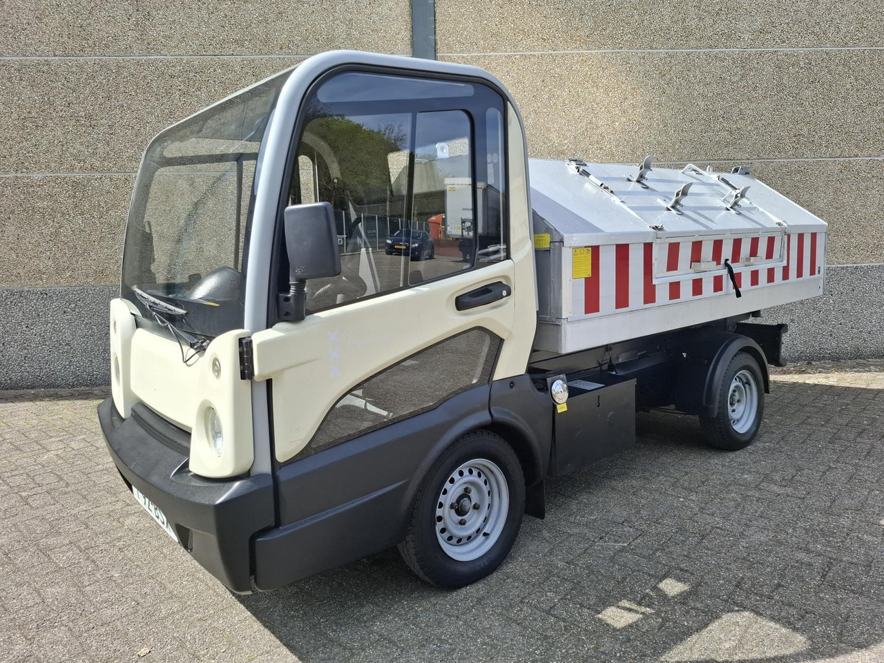 Goupil G5 Elektrische Stratenreinigingsmachine T-92-BSX - Véhicule de voirie/ Spécial: photos 1 Goupil G5 Elektrische Stratenreinigingsmachine T-92-BSX - Véhicule de voirie/ Spécial: photos 1
