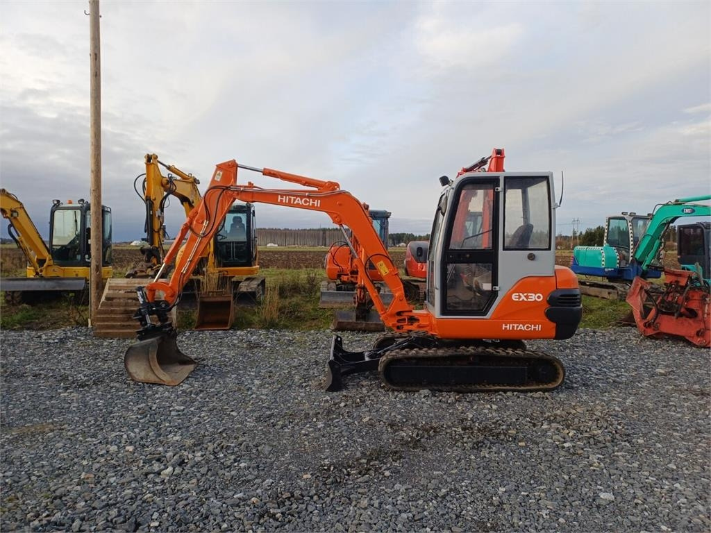 Hitachi EX30 Kallistuvalla liittimellä - Mini pelle: photos 2 Hitachi EX30 Kallistuvalla liittimellä - Mini pelle: photos 2