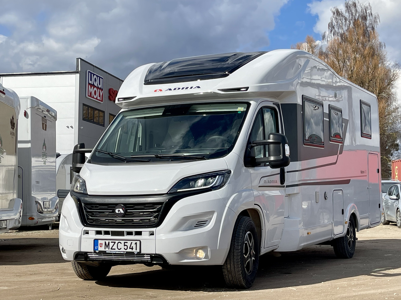 Adria Matrix Plus 670DC - Camping-car profilé: photos 1 Adria Matrix Plus 670DC - Camping-car profilé: photos 1