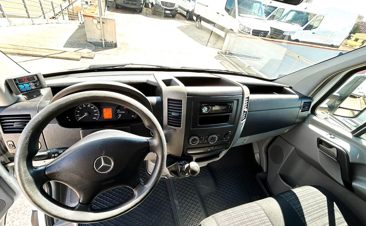 Photo d'intérieur 1: Fourgon grand volume Sprinter 414 T 37/35 Isotermico -20° *532 /mese