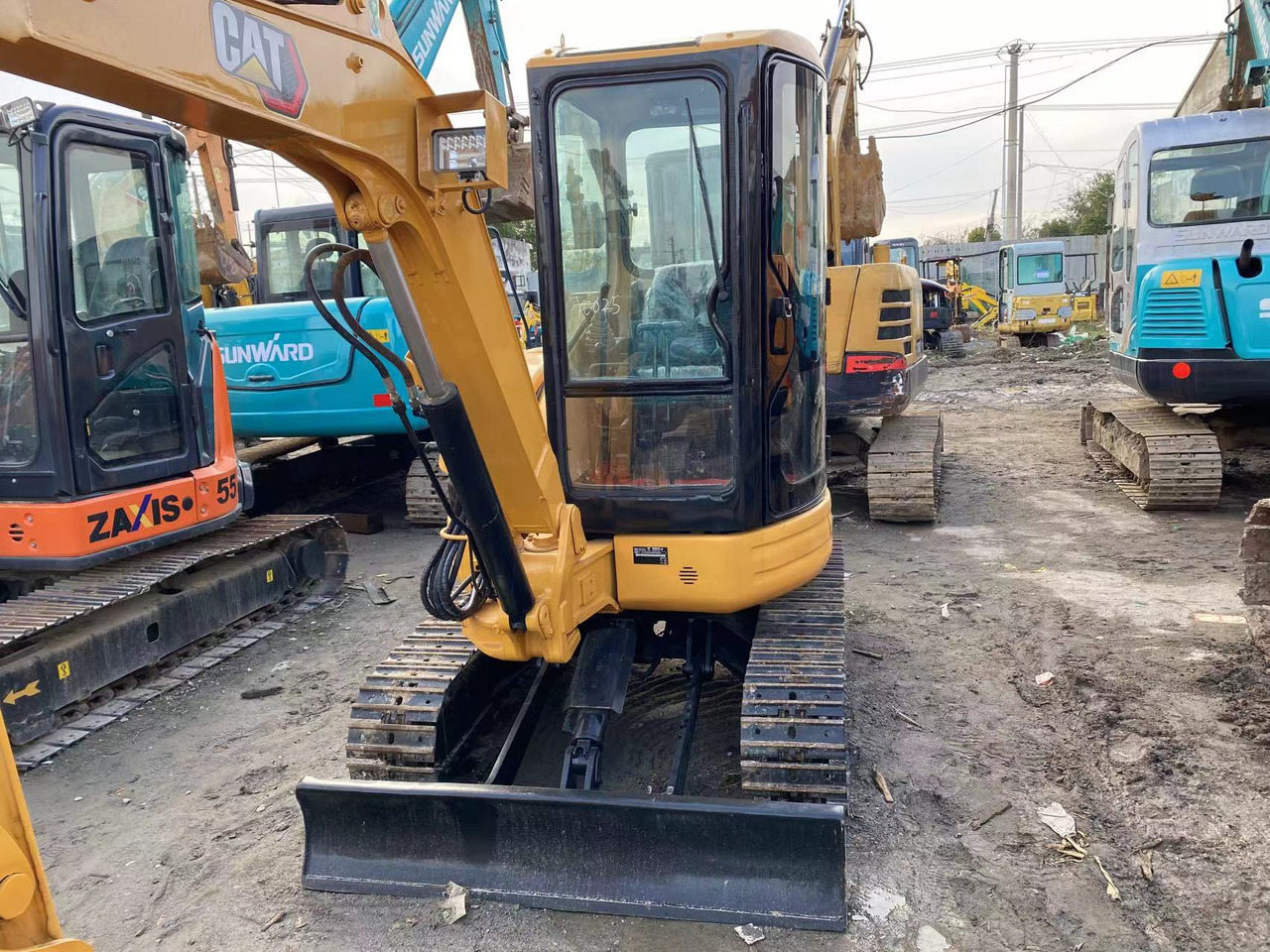 CATERPILLAR 303.5 - Pelle sur chenille: photos 3 CATERPILLAR 303.5 - Pelle sur chenille: photos 3