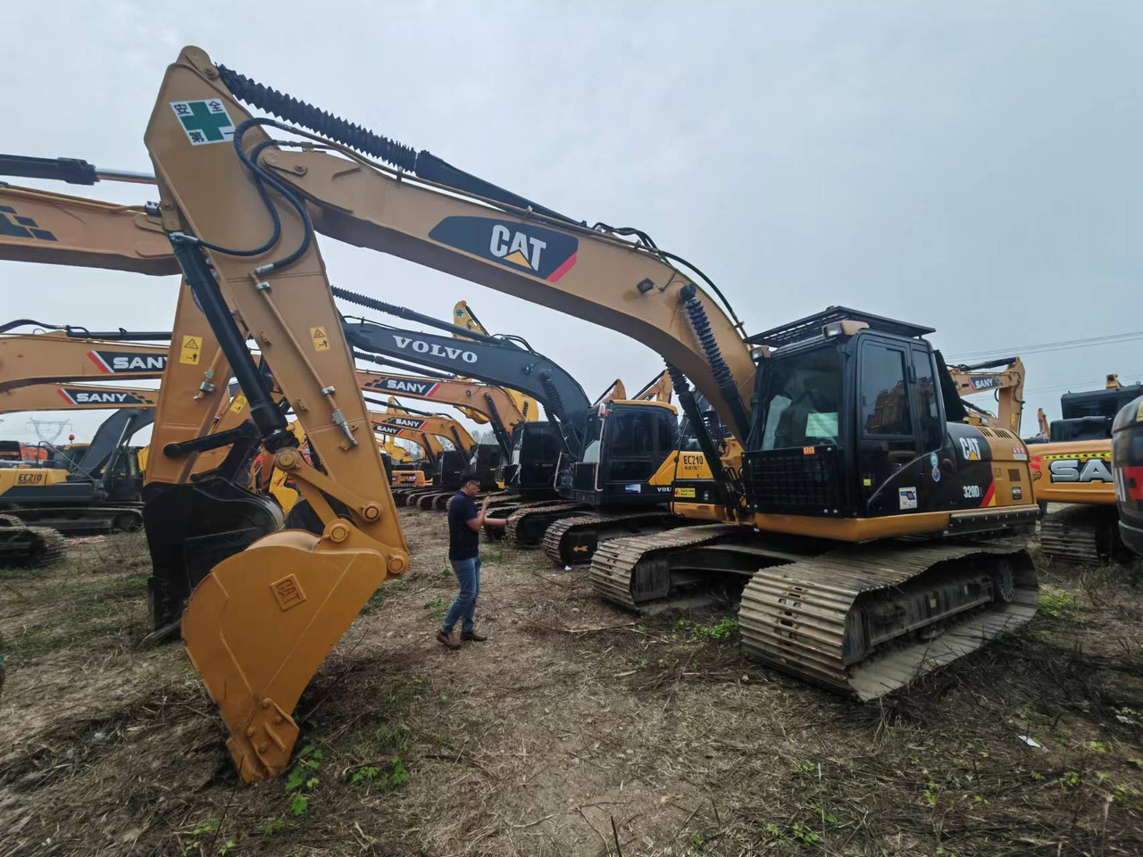 CATERPILLAR 320D2 - Pelle sur chenille: photos 1 CATERPILLAR 320D2 - Pelle sur chenille: photos 1