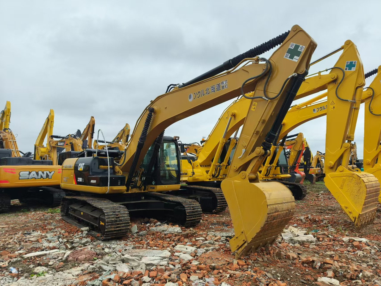 CATERPILLAR 320D2L - Pelle sur chenille: photos 3 CATERPILLAR 320D2L - Pelle sur chenille: photos 3