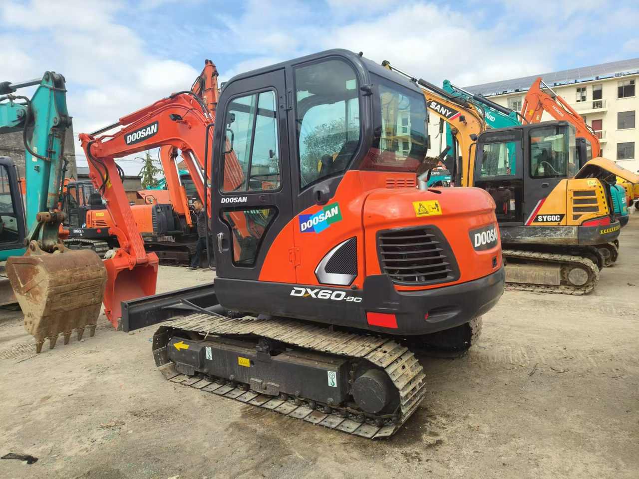 DOOSAN DX60 - Pelle sur chenille: photos 1 DOOSAN DX60 - Pelle sur chenille: photos 1
