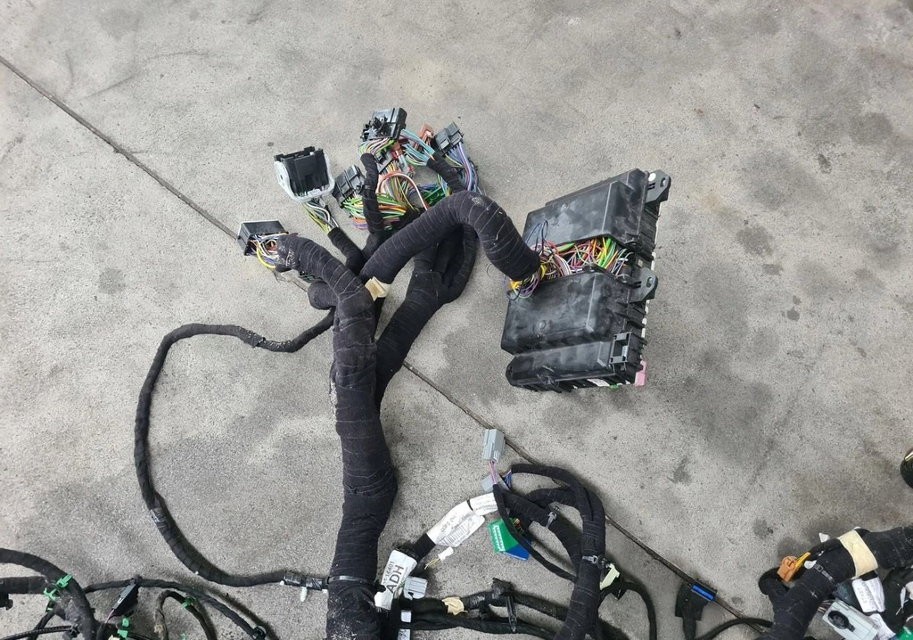 FORD WIĄZKA INSTALACJA KABINY KONSOLI DESKI ROZDZIELCZEJ FORD F-MAX 500 TRUCKS - Câble/ Fil pour Camion: photos 4 FORD WIĄZKA INSTALACJA KABINY KONSOLI DESKI ROZDZIELCZEJ FORD F-MAX 500 TRUCKS - Câble/ Fil pour Camion: photos 4