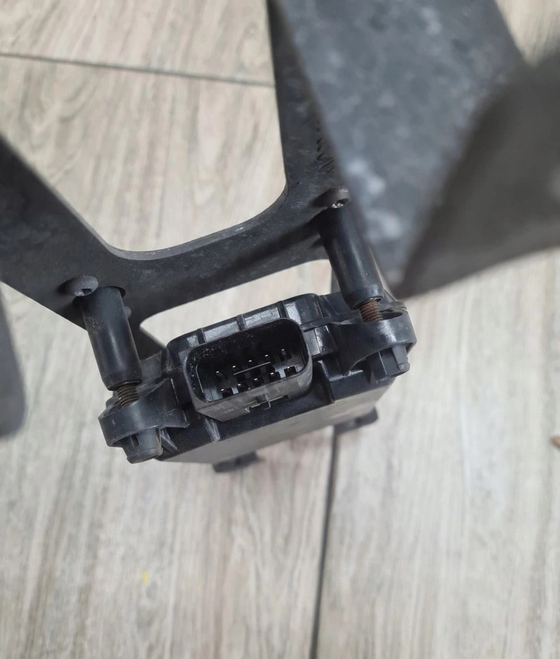 RADAR DISTRONIK CZUJNIK SENSOR MOCOWANIE FORD F-MAX 500 TRUCKS EURO 6 K096653H001 575127535 JC46 9G853 BC - Capteur: photos 2 RADAR DISTRONIK CZUJNIK SENSOR MOCOWANIE FORD F-MAX 500 TRUCKS EURO 6 K096653H001 575127535 JC46 9G853 BC - Capteur: photos 2