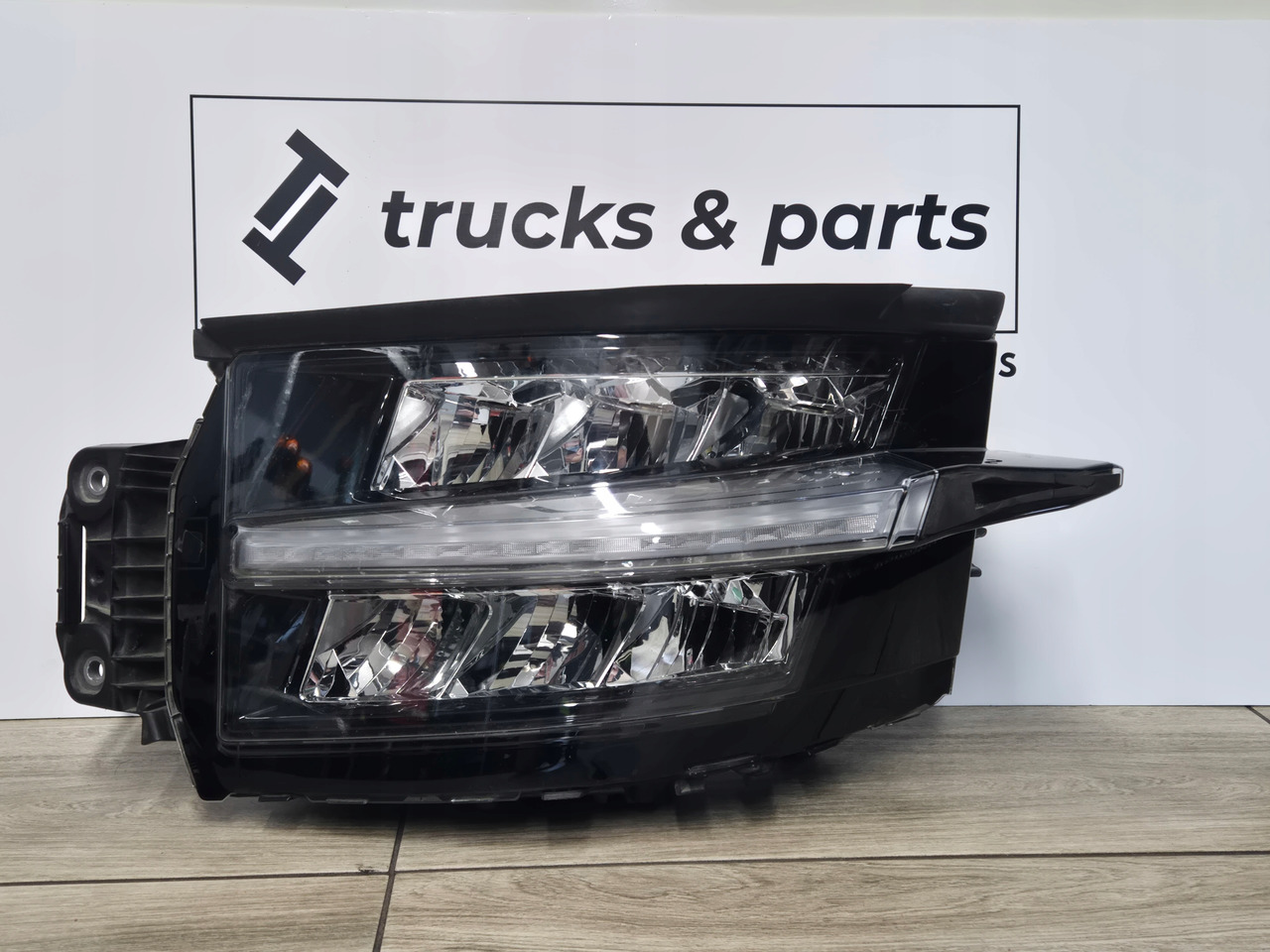 RENAULT REFLEKTOR LAMPA RENAULT RANGE T GAMA T EVOLUTION EVO LED LEWA - Feu avant pour Camion: photos 1 RENAULT REFLEKTOR LAMPA RENAULT RANGE T GAMA T EVOLUTION EVO LED LEWA - Feu avant pour Camion: photos 1