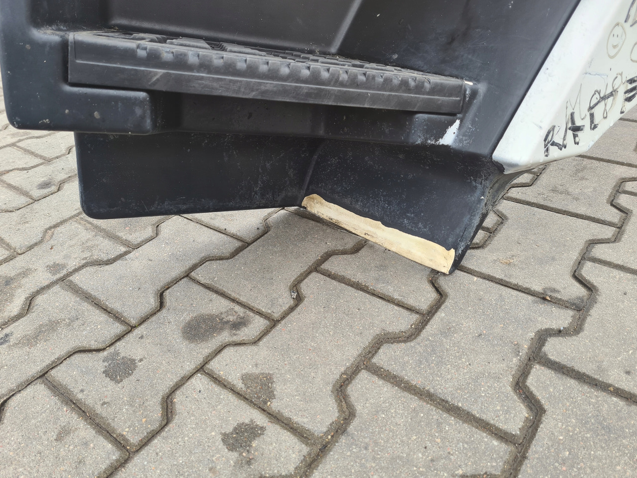 RENAULT STOPNICA GÓRNA STOPIEŃ LEWY RENAULT GAMA T RANGE HIGH - Marchepied pour Camion: photos 3 RENAULT STOPNICA GÓRNA STOPIEŃ LEWY RENAULT GAMA T RANGE HIGH - Marchepied pour Camion: photos 3