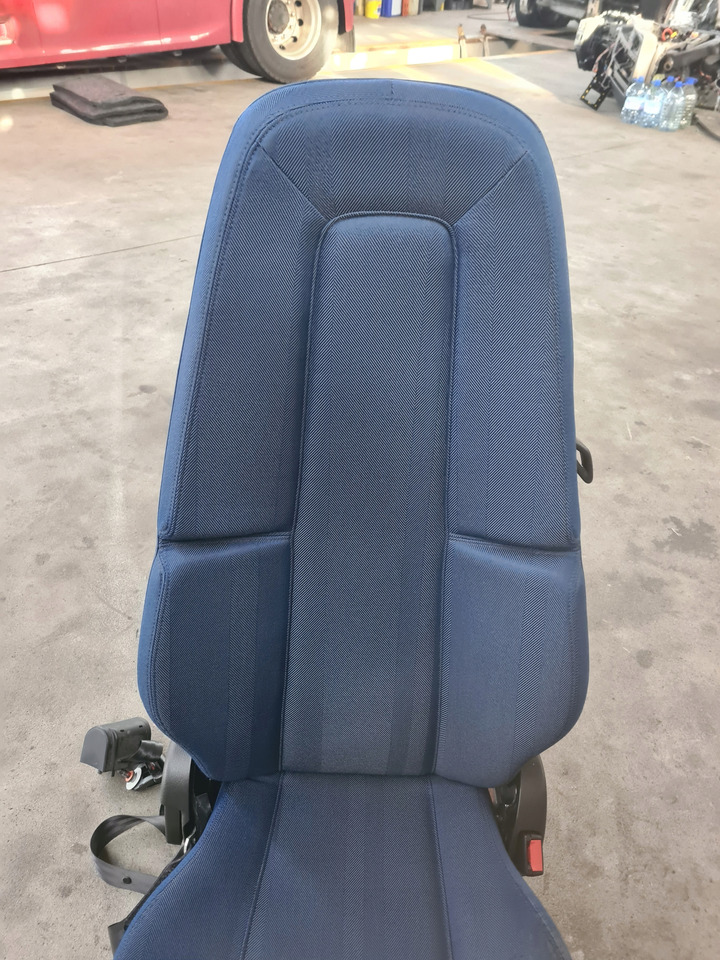 VOLVO FOTEL PASAŻERA PNEUMATYCZNY PRAWY VOLVO FH 5 FM 5 - Siège pour Camion: photos 2 VOLVO FOTEL PASAŻERA PNEUMATYCZNY PRAWY VOLVO FH 5 FM 5 - Siège pour Camion: photos 2