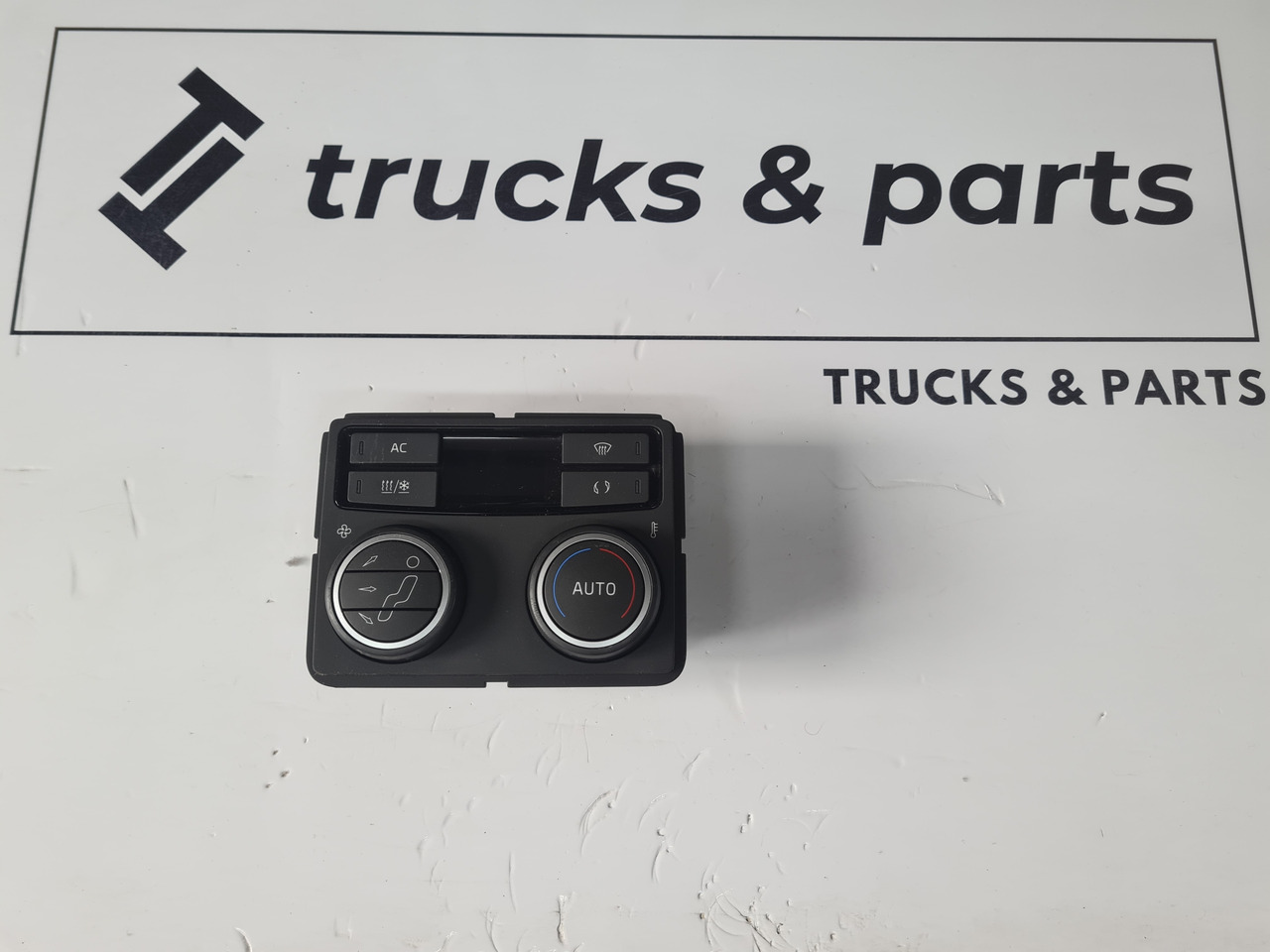 VOLVO PANEL NAWIEWU OGRZEWANIA KLIMATYZACJI VOLVO FH 5 ORYGINAŁ 22711928 - Chauffage/ Ventilation pour Camion: photos 1 VOLVO PANEL NAWIEWU OGRZEWANIA KLIMATYZACJI VOLVO FH 5 ORYGINAŁ 22711928 - Chauffage/ Ventilation pour Camion: photos 1