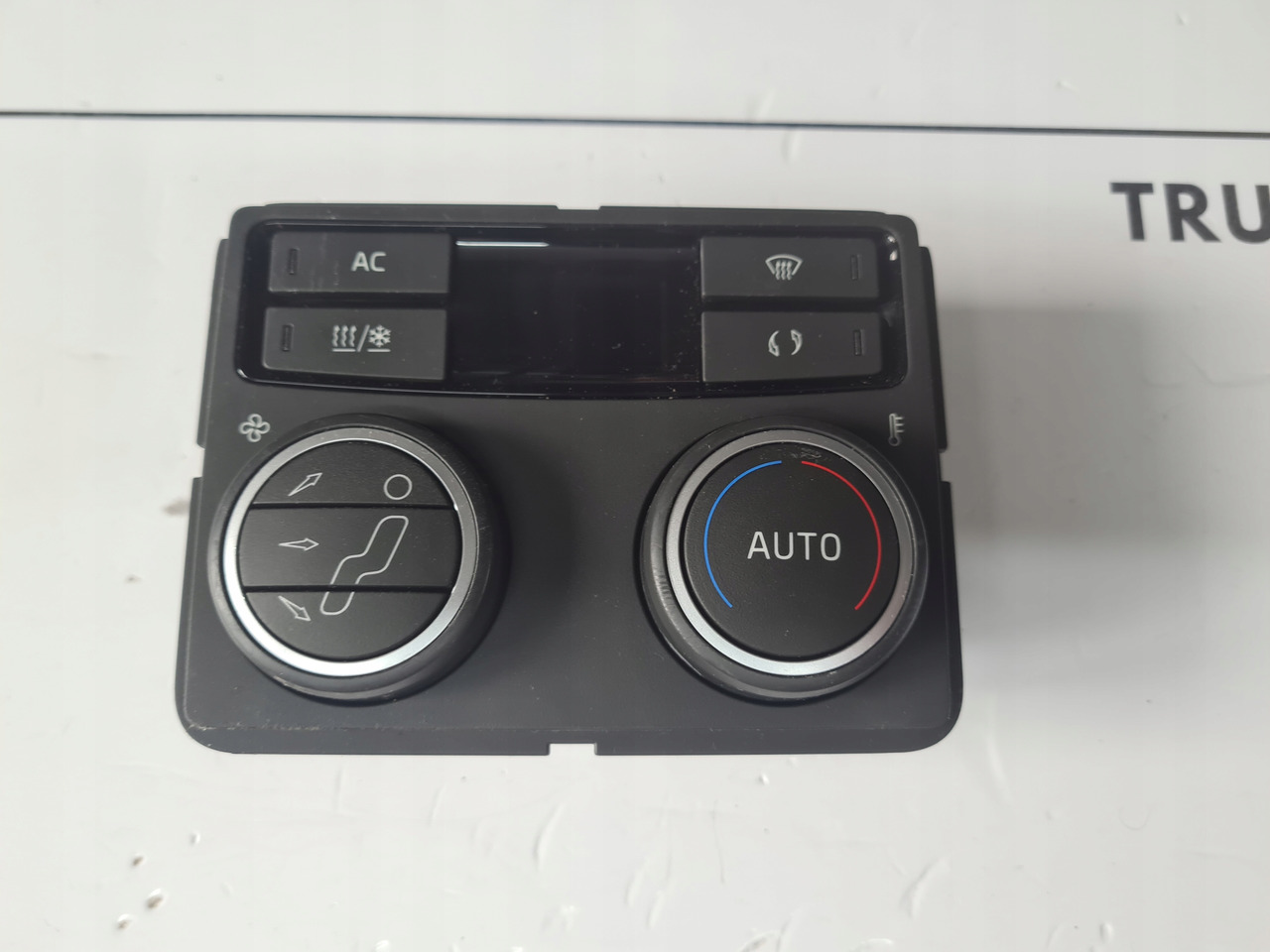 VOLVO PANEL NAWIEWU OGRZEWANIA KLIMATYZACJI VOLVO FH 5 ORYGINAŁ 22711928 - Chauffage/ Ventilation pour Camion: photos 2 VOLVO PANEL NAWIEWU OGRZEWANIA KLIMATYZACJI VOLVO FH 5 ORYGINAŁ 22711928 - Chauffage/ Ventilation pour Camion: photos 2