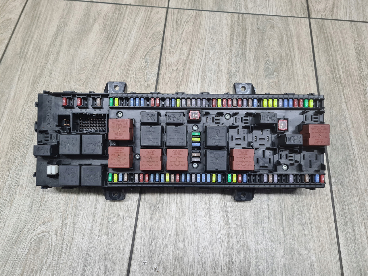 VOLVO TABLICA PŁYTA SKRZYNKA BEZPIECZNIKÓW VOLVO FH 4 FM 4 FH 16 EURO 6 - Fusible pour Camion: photos 5 VOLVO TABLICA PŁYTA SKRZYNKA BEZPIECZNIKÓW VOLVO FH 4 FM 4 FH 16 EURO 6 - Fusible pour Camion: photos 5