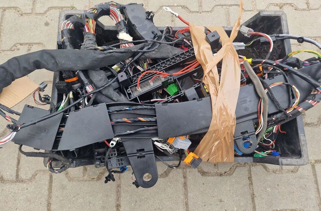 VOLVO WIĄZKA INSTALACJA KABINY KONSOLI DESKA ROZDZIELCZA VOLVO FH 4 LIFT I SAVE - Câble/ Fil pour Camion: photos 1 VOLVO WIĄZKA INSTALACJA KABINY KONSOLI DESKA ROZDZIELCZA VOLVO FH 4 LIFT I SAVE - Câble/ Fil pour Camion: photos 1