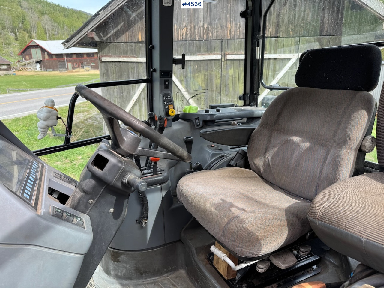 1998 New Holland TS 100 w/front loader and some equipment - Tracteur agricole: photos 5 1998 New Holland TS 100 w/front loader and some equipment - Tracteur agricole: photos 5