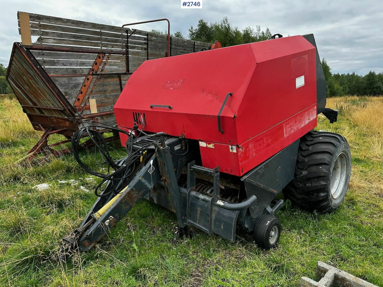 2002 Vicon RF135 round baler and Kvernland round baler - Matériel de fenaison: photos 3 2002 Vicon RF135 round baler and Kvernland round baler - Matériel de fenaison: photos 3