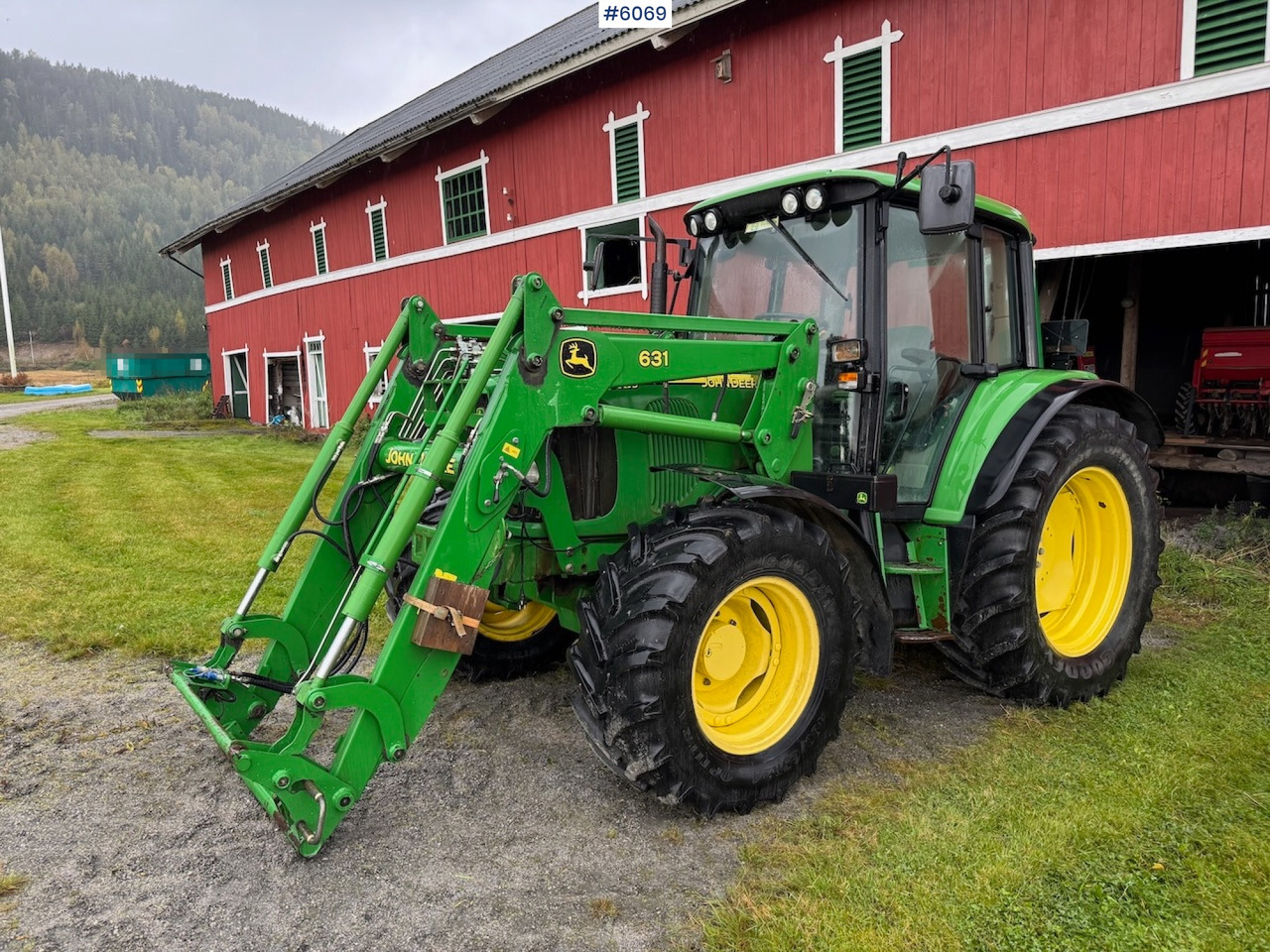 2006 John Deere 6320 w/ front loader, bucket, grapple, pallet fork and chains. Low hours!! - Tracteur agricole: photos 4 2006 John Deere 6320 w/ front loader, bucket, grapple, pallet fork and chains. Low hours!! - Tracteur agricole: photos 4