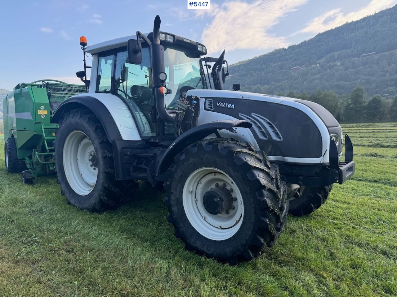 2009 Valtra T202 w/ loader - Tracteur agricole: photos 1 2009 Valtra T202 w/ loader - Tracteur agricole: photos 1