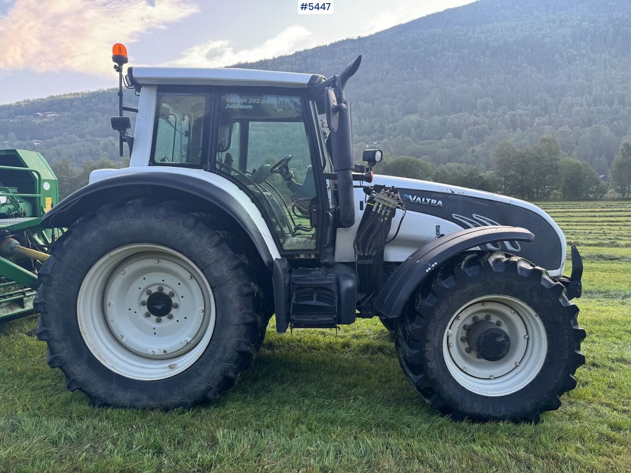 2009 Valtra T202 w/ loader - Tracteur agricole: photos 2 2009 Valtra T202 w/ loader - Tracteur agricole: photos 2