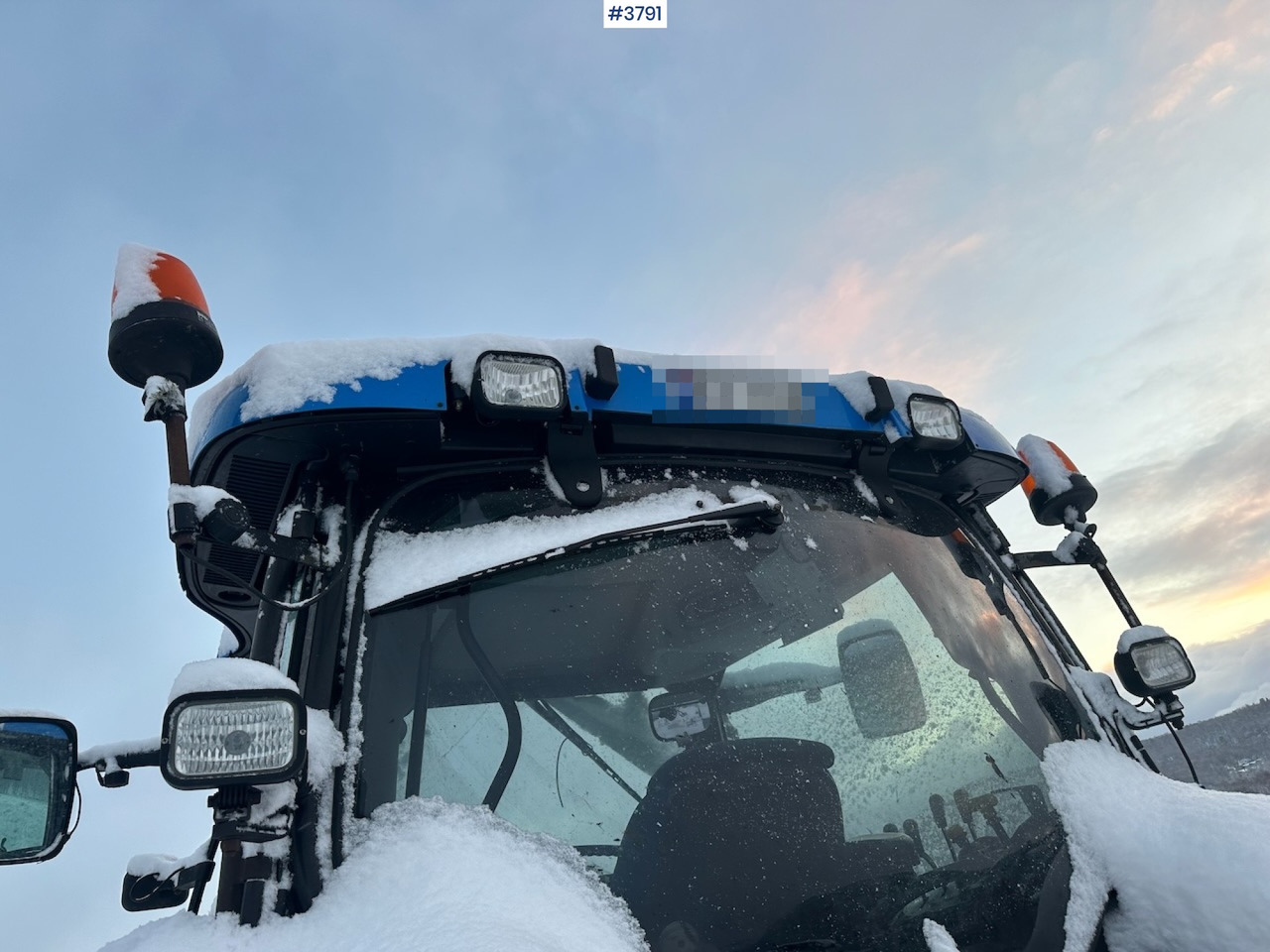 Tracteur agricole 2010 New Holland T6040 4x4 plow rigged tractor w/ Trima +3.0p front loader, brand new chains, snow bucket and Westbjørn snow blower. WATCH VIDEO.: photos 18