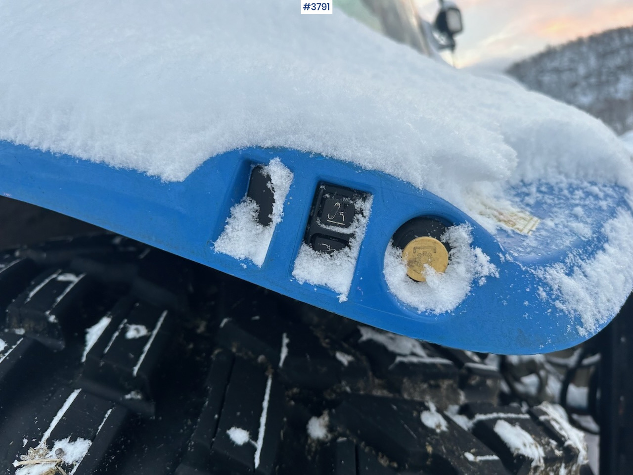 Tracteur agricole 2010 New Holland T6040 4x4 plow rigged tractor w/ Trima +3.0p front loader, brand new chains, snow bucket and Westbjørn snow blower. WATCH VIDEO.: photos 17