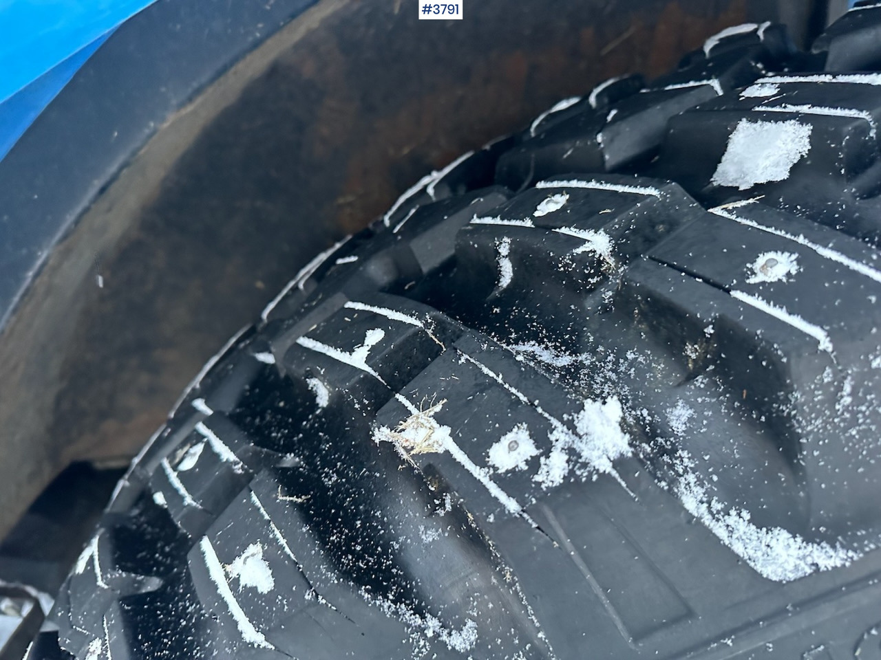 Tracteur agricole 2010 New Holland T6040 4x4 plow rigged tractor w/ Trima +3.0p front loader, brand new chains, snow bucket and Westbjørn snow blower. WATCH VIDEO.: photos 11