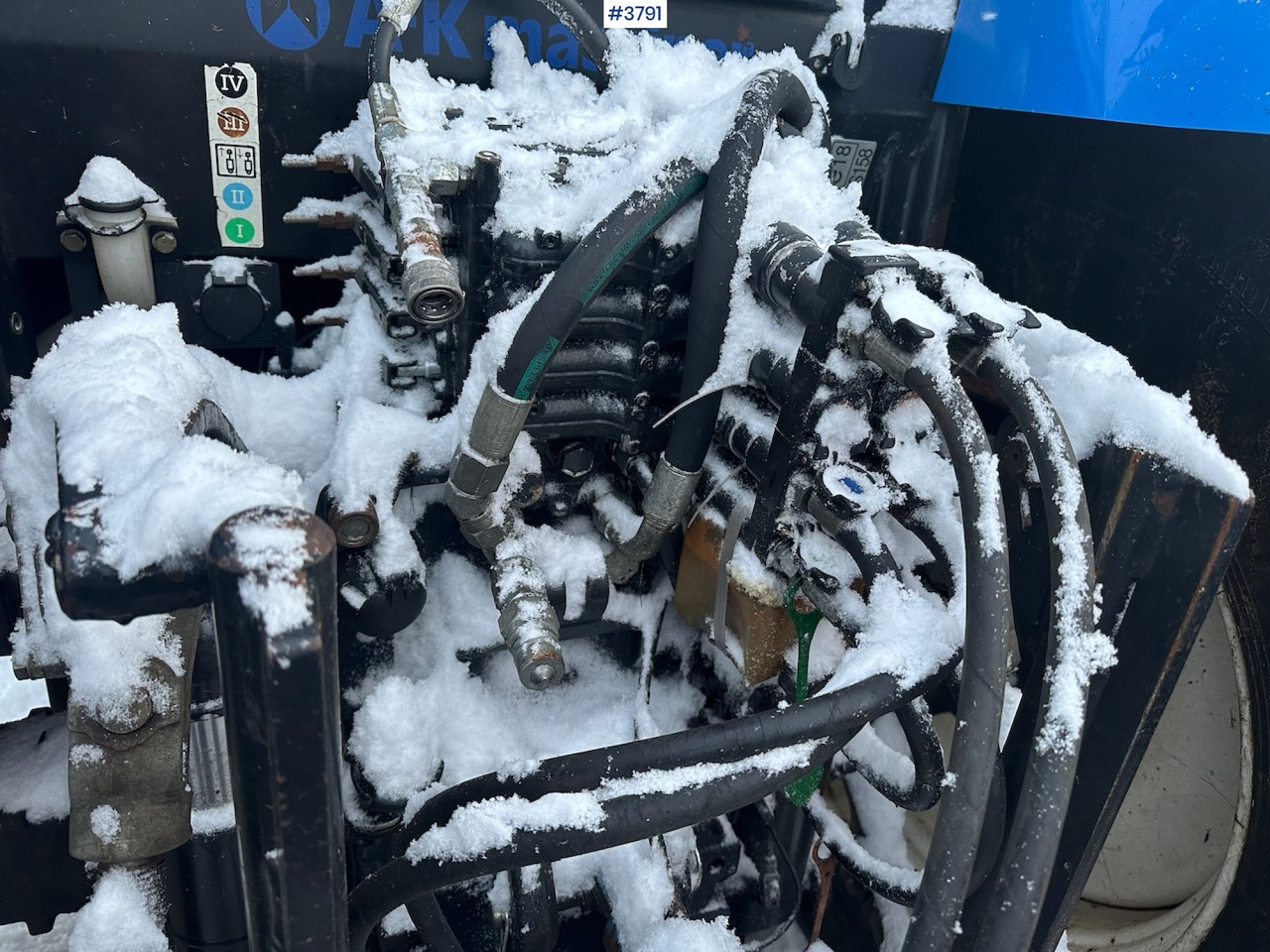 Tracteur agricole 2010 New Holland T6040 4x4 plow rigged tractor w/ Trima +3.0p front loader, brand new chains, snow bucket and Westbjørn snow blower. WATCH VIDEO.: photos 13