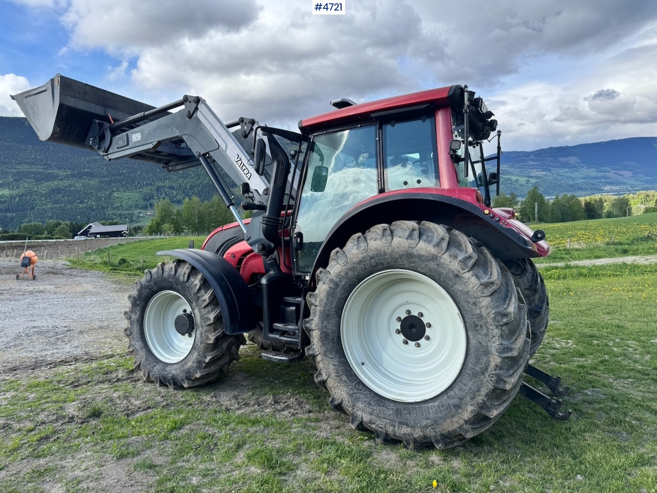2010 Valtra N142 equipped for snow clearing with front loader - Tracteur agricole: photos 4 2010 Valtra N142 equipped for snow clearing with front loader - Tracteur agricole: photos 4