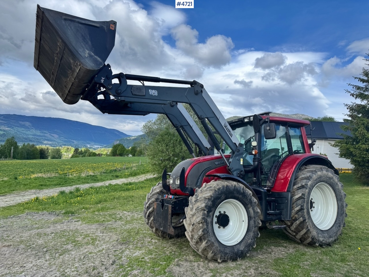 2010 Valtra N142 equipped for snow clearing with front loader - Tracteur agricole: photos 1 2010 Valtra N142 equipped for snow clearing with front loader - Tracteur agricole: photos 1