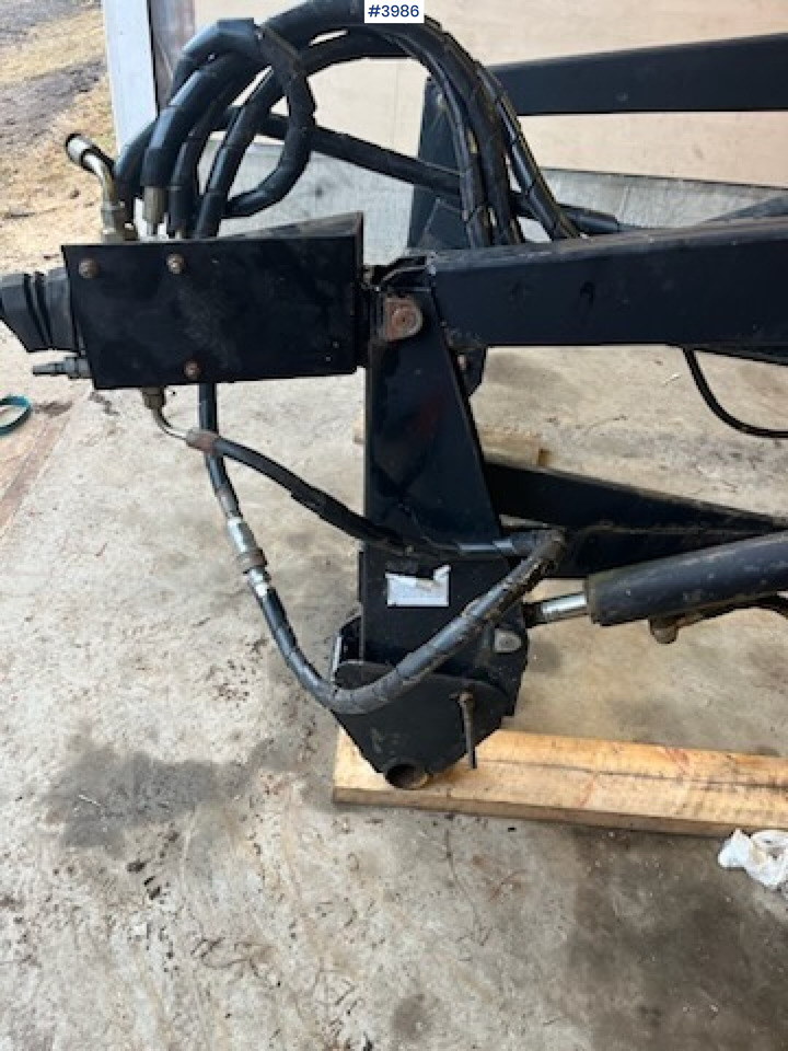2012 Front loader for tractor. - Chargeur frontal pour tracteur: photos 3 2012 Front loader for tractor. - Chargeur frontal pour tracteur: photos 3