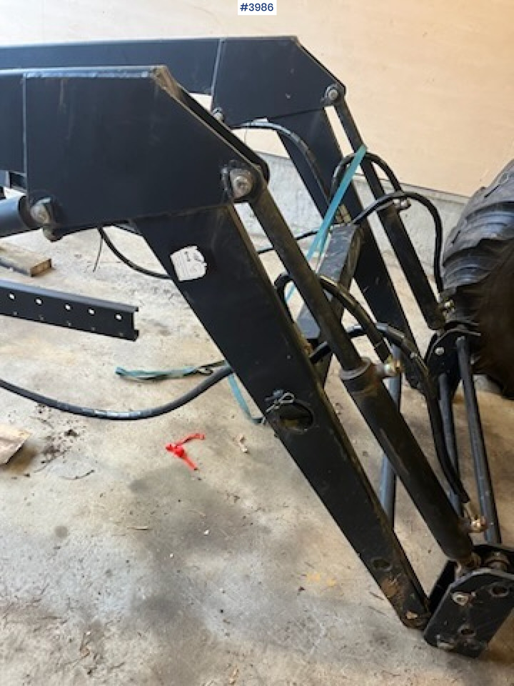 2012 Front loader for tractor. - Chargeur frontal pour tracteur: photos 2 2012 Front loader for tractor. - Chargeur frontal pour tracteur: photos 2