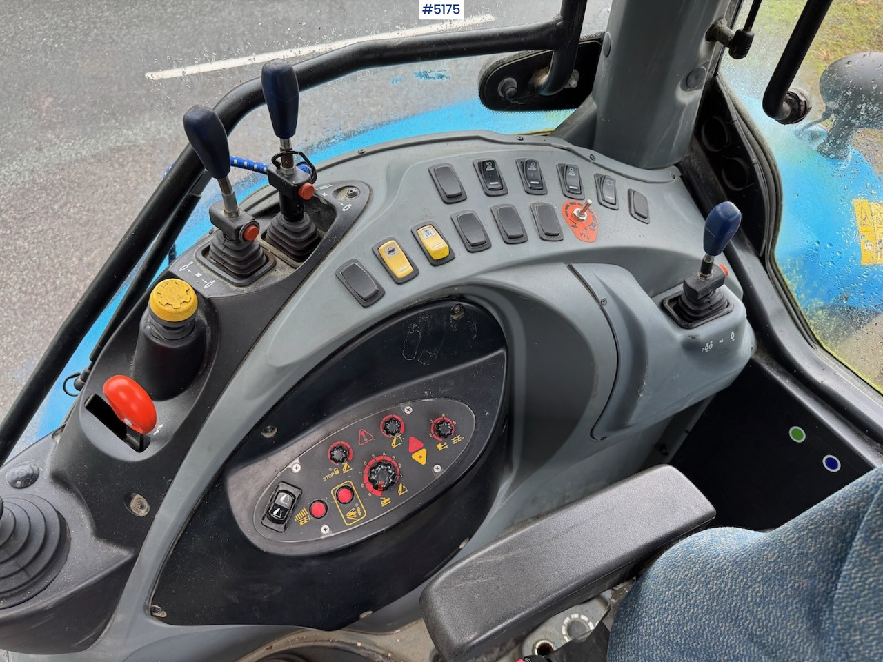 Crédit-bail de 2013 Landini Powermondial 120 w/front loader and some equipment. Low hours! 2013 Landini Powermondial 120 w/front loader and some equipment. Low hours!: photos 14 Crédit-bail de 2013 Landini Powermondial 120 w/front loader and some equipment. Low hours! 2013 Landini Powermondial 120 w/front loader and some equipment. Low hours!: photos 14