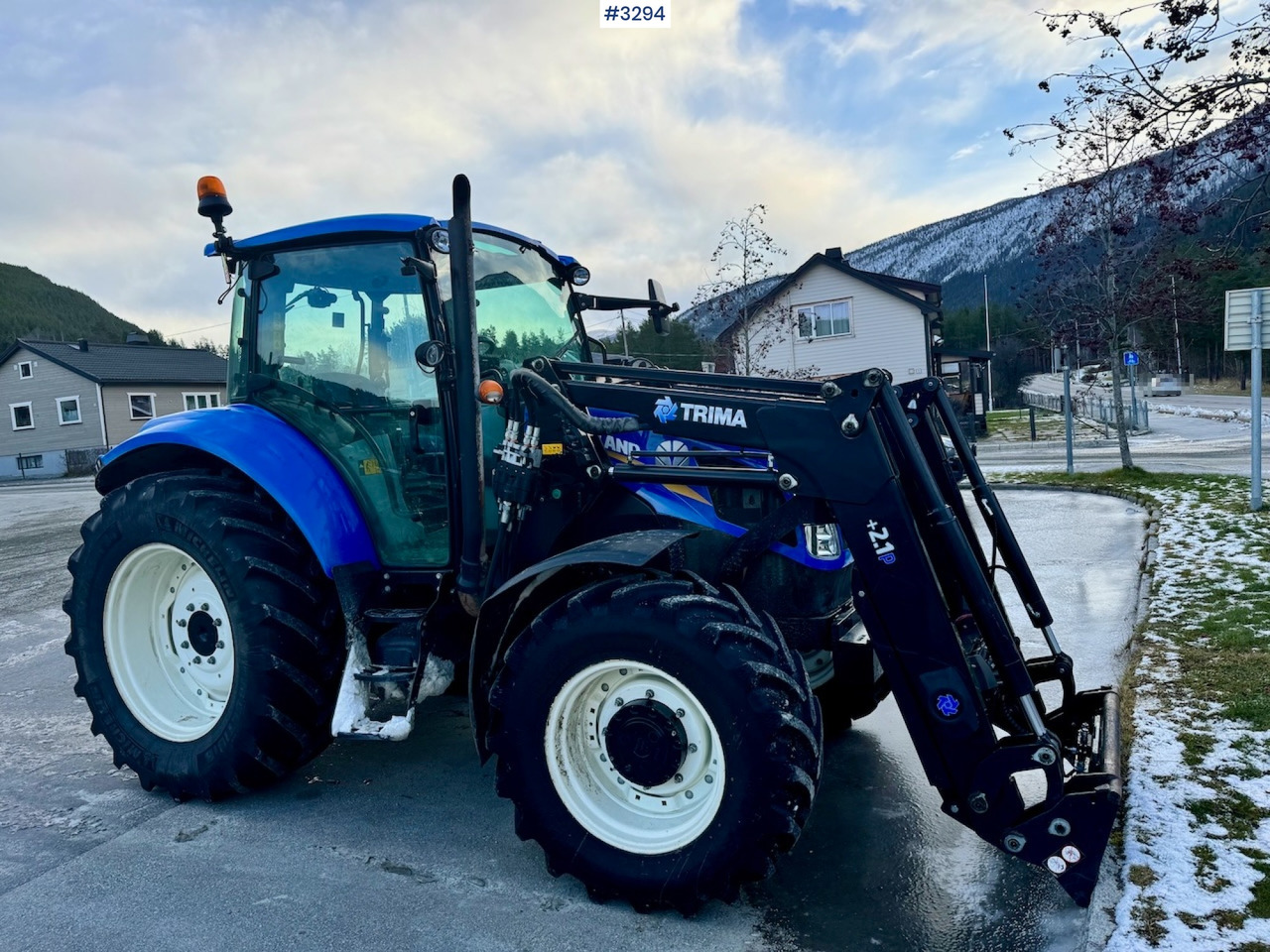 2013 New Holland T5.95 with Trima +2.1P Front Loader. New Engine! - Tracteur agricole: photos 1 2013 New Holland T5.95 with Trima +2.1P Front Loader. New Engine! - Tracteur agricole: photos 1