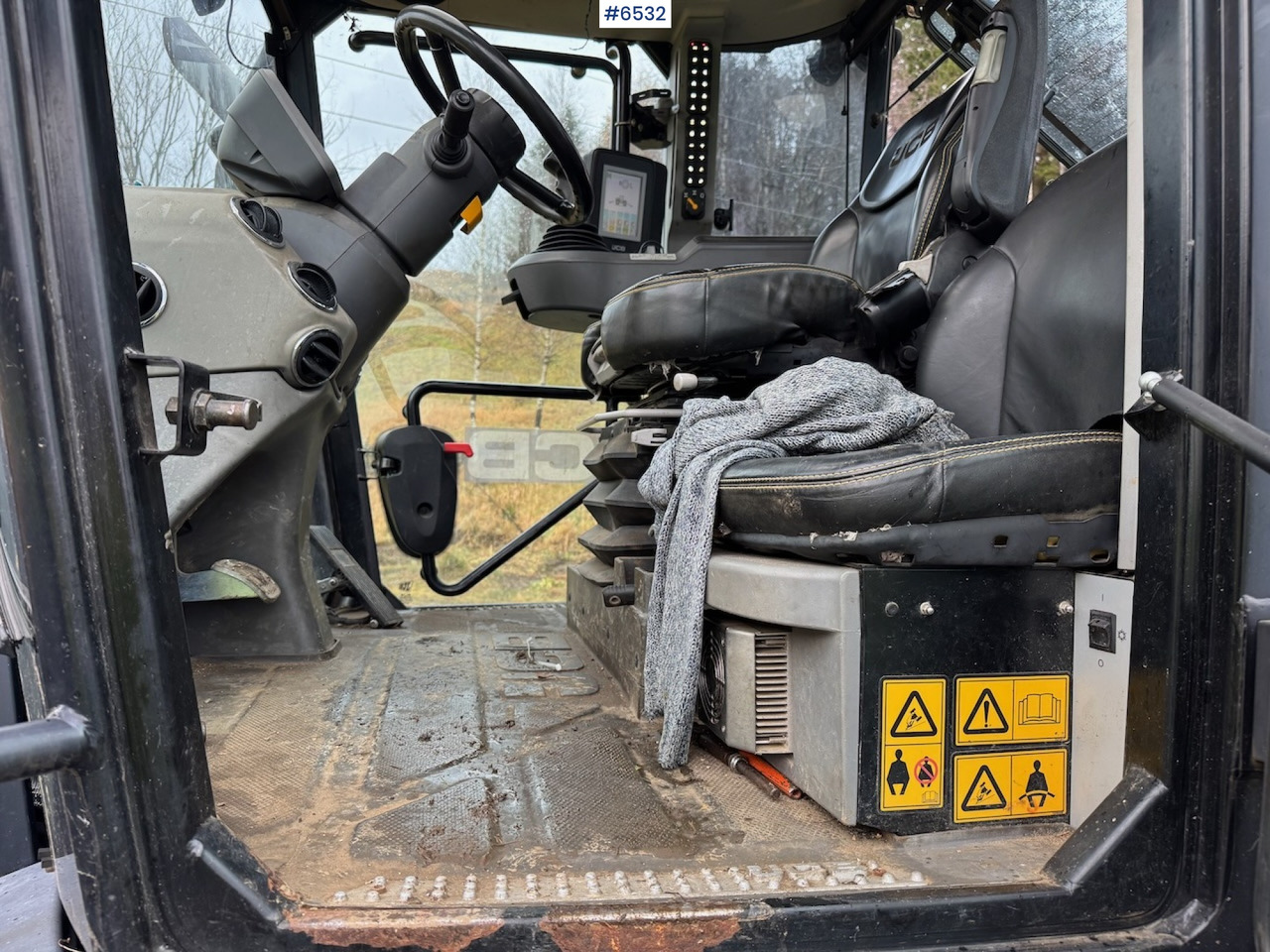 Tracteur agricole 2015 JCB Fastrack 4220 w/ front hydraulics, front PTO and plow plate. Low hours!: photos 15