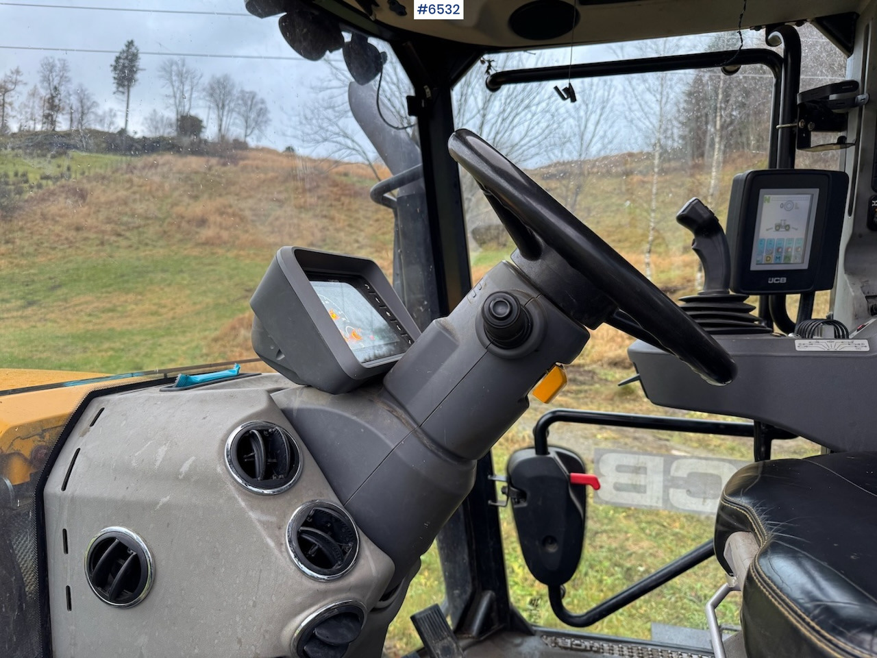 Tracteur agricole 2015 JCB Fastrack 4220 w/ front hydraulics, front PTO and plow plate. Low hours!: photos 16