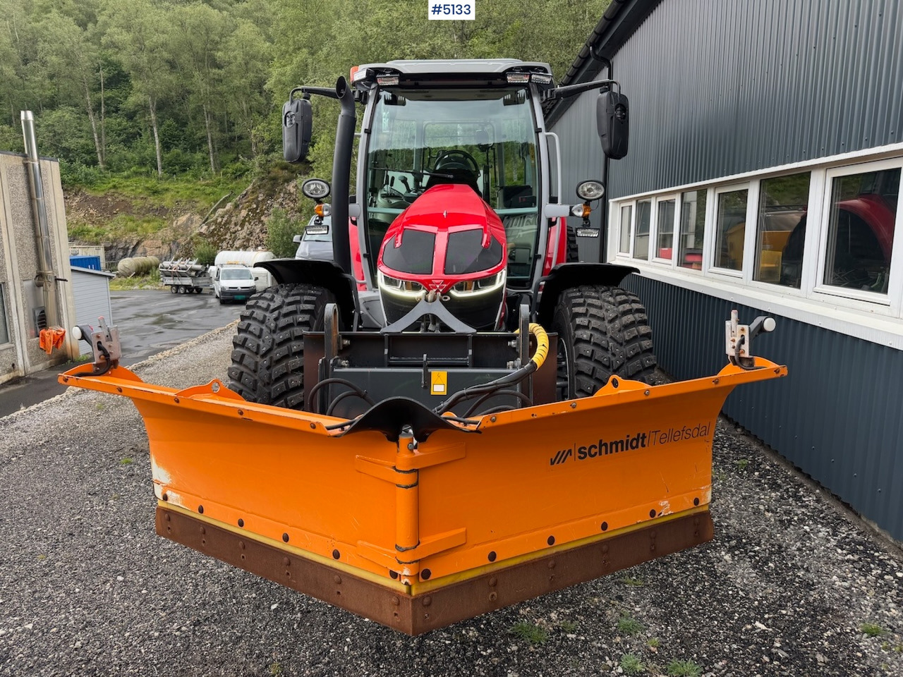 2022 Massey Ferguson 5S.105 w/front hydraulics and plowing rig - Tracteur agricole: photos 3 2022 Massey Ferguson 5S.105 w/front hydraulics and plowing rig - Tracteur agricole: photos 3