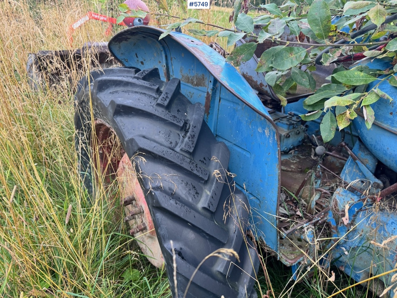 Tracteur agricole Ca. 1961 Fordson Super Major 4×2 Tractor w/ Bucket: photos 9 Tracteur agricole Ca. 1961 Fordson Super Major 4×2 Tractor w/ Bucket: photos 9