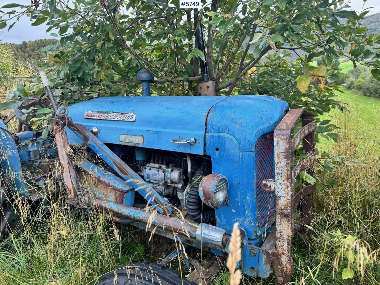 Tracteur agricole Ca. 1961 Fordson Super Major 4×2 Tractor w/ Bucket: photos 10 Tracteur agricole Ca. 1961 Fordson Super Major 4×2 Tractor w/ Bucket: photos 10