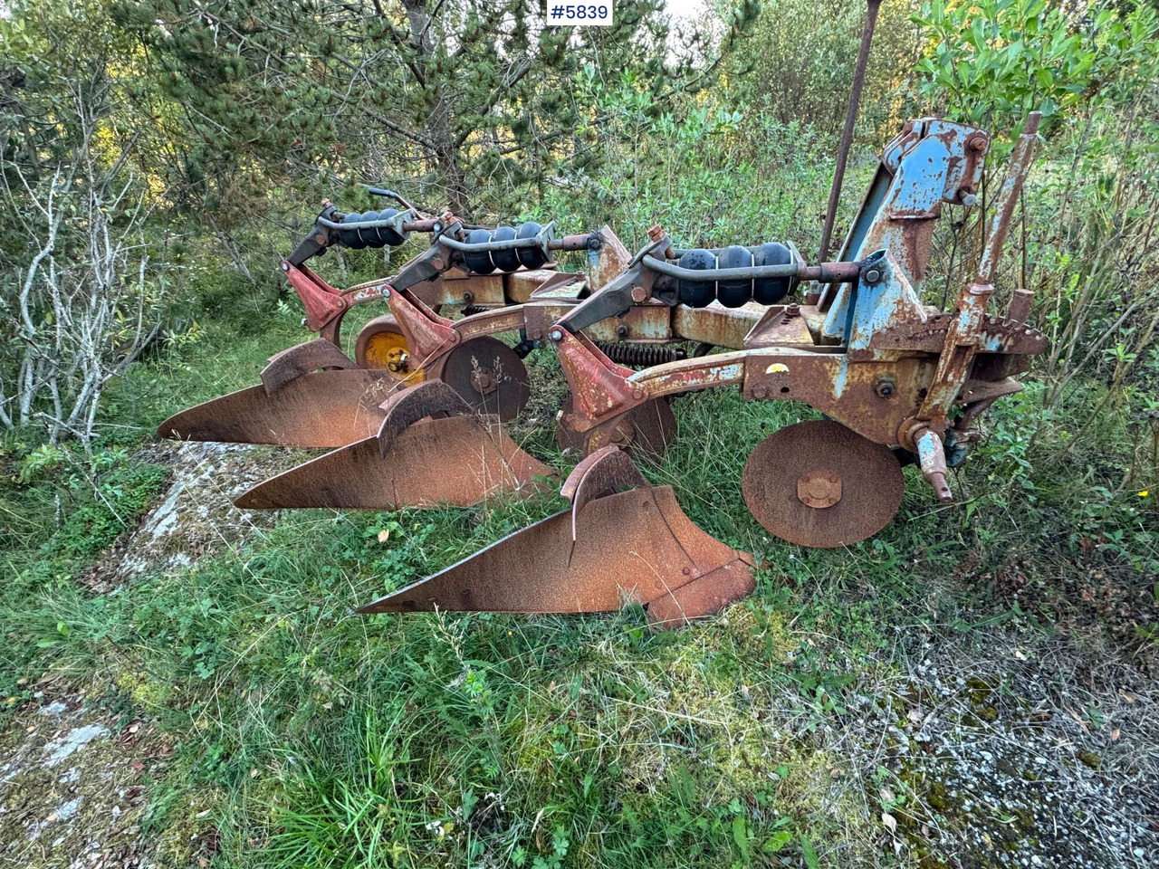 Øverum 3-furrow plow - Outils du sol: photos 1 Øverum 3-furrow plow - Outils du sol: photos 1