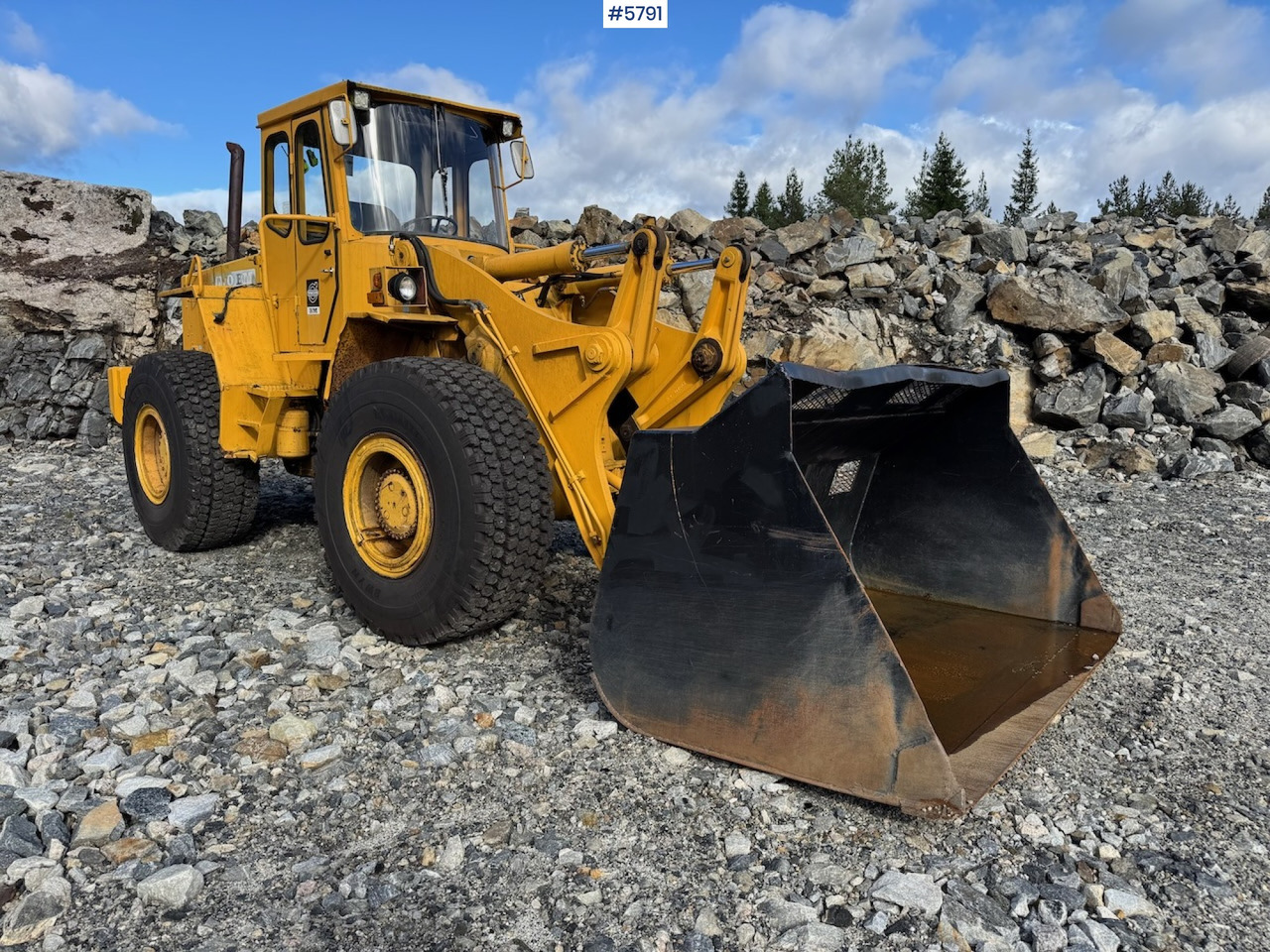 Volvo LM 1240 w/ bucket and pallet forks with claw. - Chargeuse sur pneus: photos 4 Volvo LM 1240 w/ bucket and pallet forks with claw. - Chargeuse sur pneus: photos 4