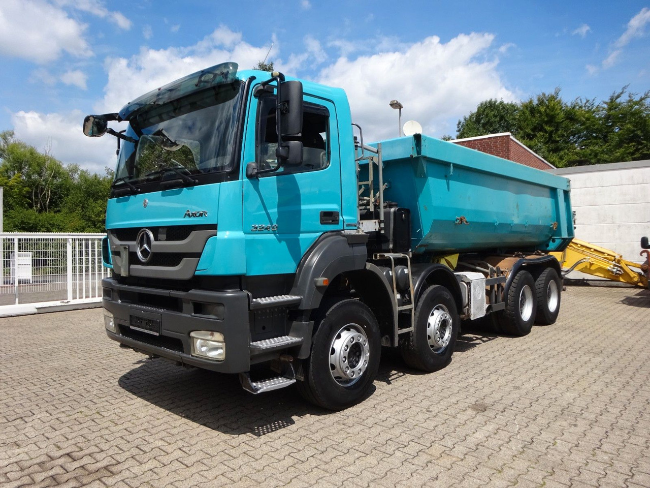 Mercedes-Benz 3240 Axor Muldenkipper 8x4 - Camion benne: photos 2 Mercedes-Benz 3240 Axor Muldenkipper 8x4 - Camion benne: photos 2